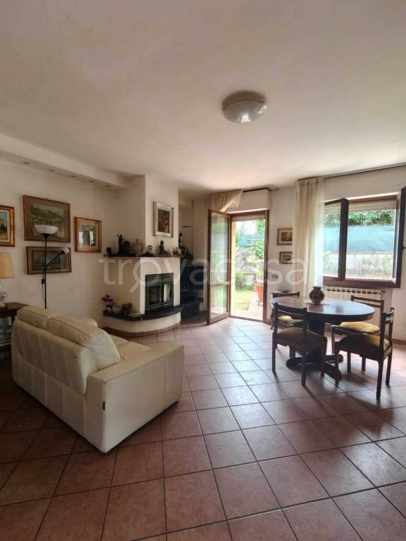casa indipendente in vendita a Podenzana in zona Oliveto