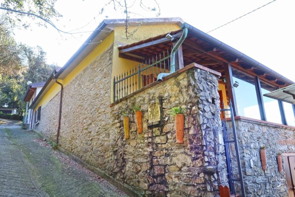 casa indipendente in vendita a Podenzana