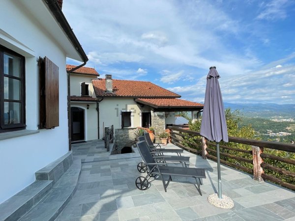 casa indipendente in vendita a Podenzana