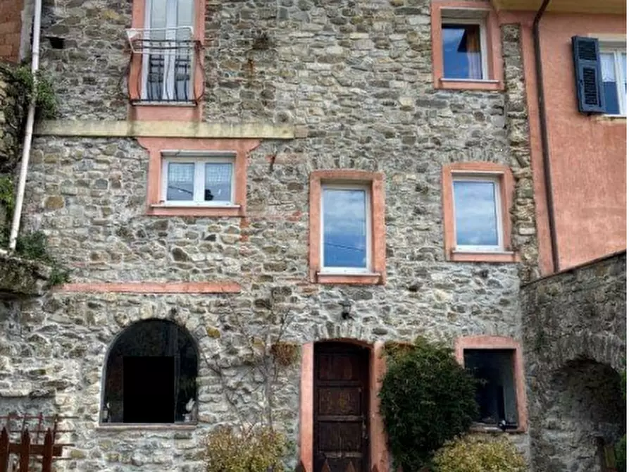 casa indipendente in vendita a Podenzana