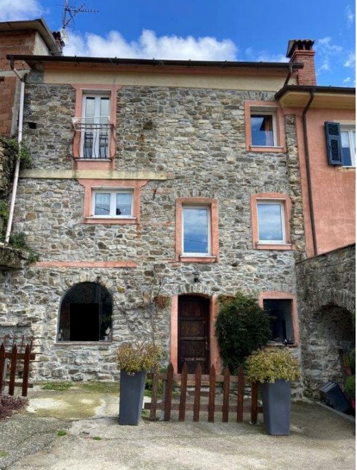 casa indipendente in vendita a Podenzana