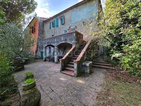 casa indipendente in vendita a Podenzana