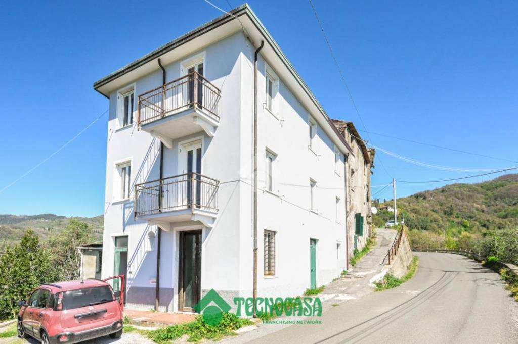 casa indipendente in vendita a Podenzana