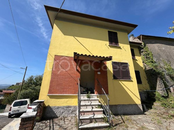casa indipendente in vendita a Podenzana in zona Fogana