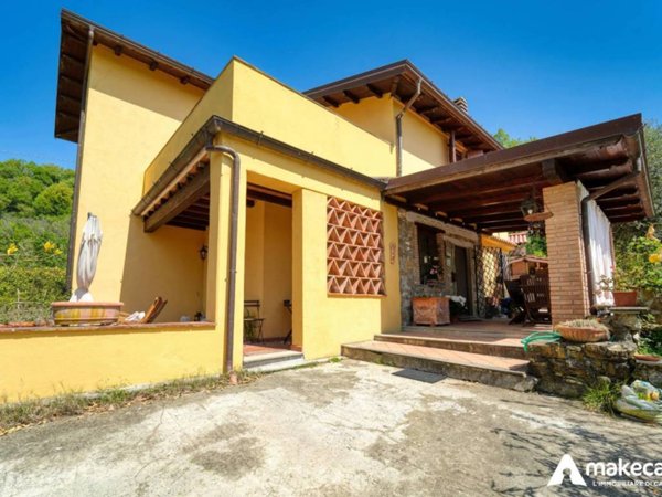 casa indipendente in vendita a Podenzana