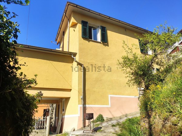 casa indipendente in vendita a Podenzana