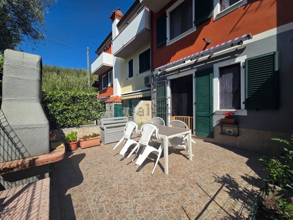 casa indipendente in vendita a Podenzana