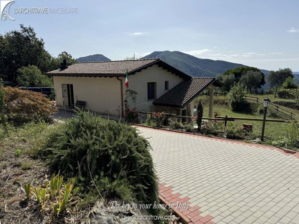 casa indipendente in vendita a Podenzana