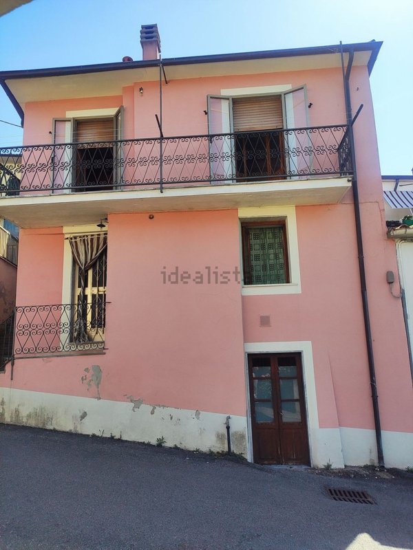 casa semindipendente in vendita a Podenzana in zona Montale