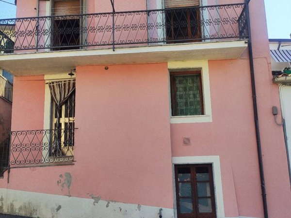 casa indipendente in vendita a Podenzana in zona Montale
