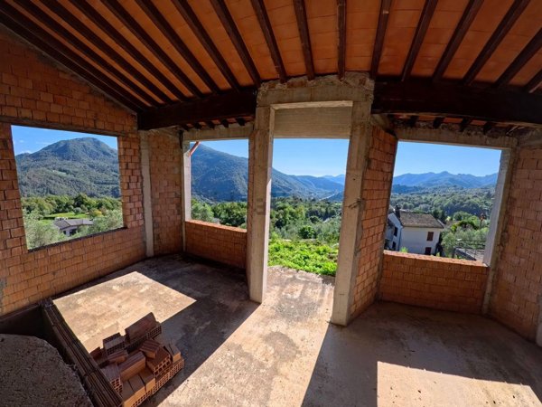 casa indipendente in vendita a Podenzana in zona Oliveto