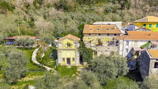 casa indipendente in vendita a Podenzana in zona Fogana