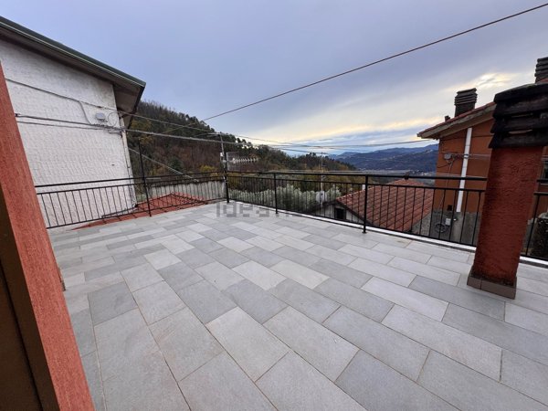 casa indipendente in vendita a Podenzana in zona Pianello