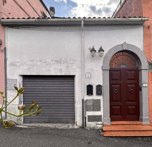 casa indipendente in vendita a Podenzana in zona Montale