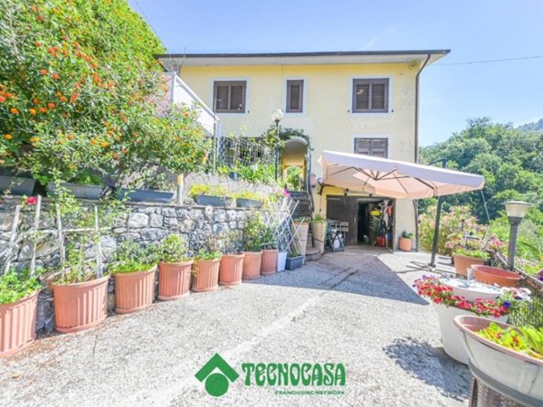 casa indipendente in vendita a Podenzana