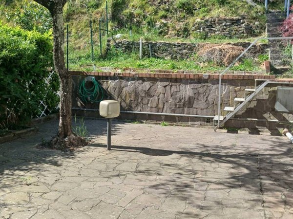 intera palazzina in vendita a Podenzana in zona Montale
