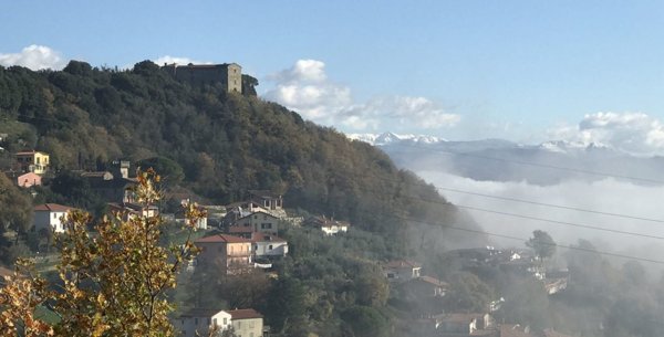 casa indipendente in vendita a Podenzana in zona Laghi