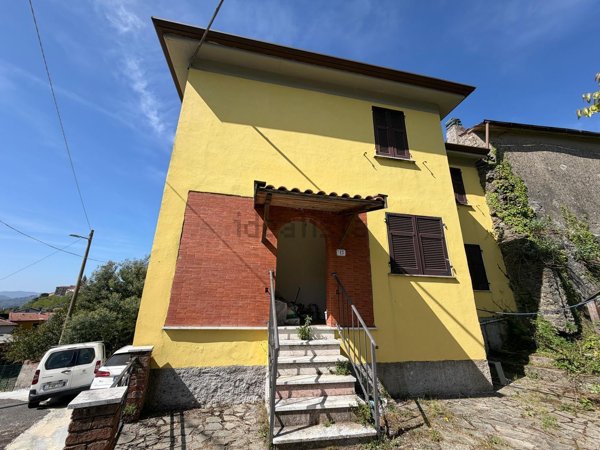 casa indipendente in vendita a Podenzana in zona Fogana
