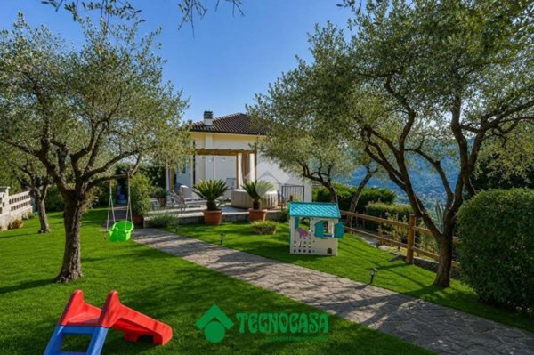 casa indipendente in vendita a Podenzana in zona Casa Borsi