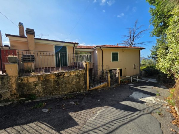 casa indipendente in vendita a Podenzana in zona Casa Borsi