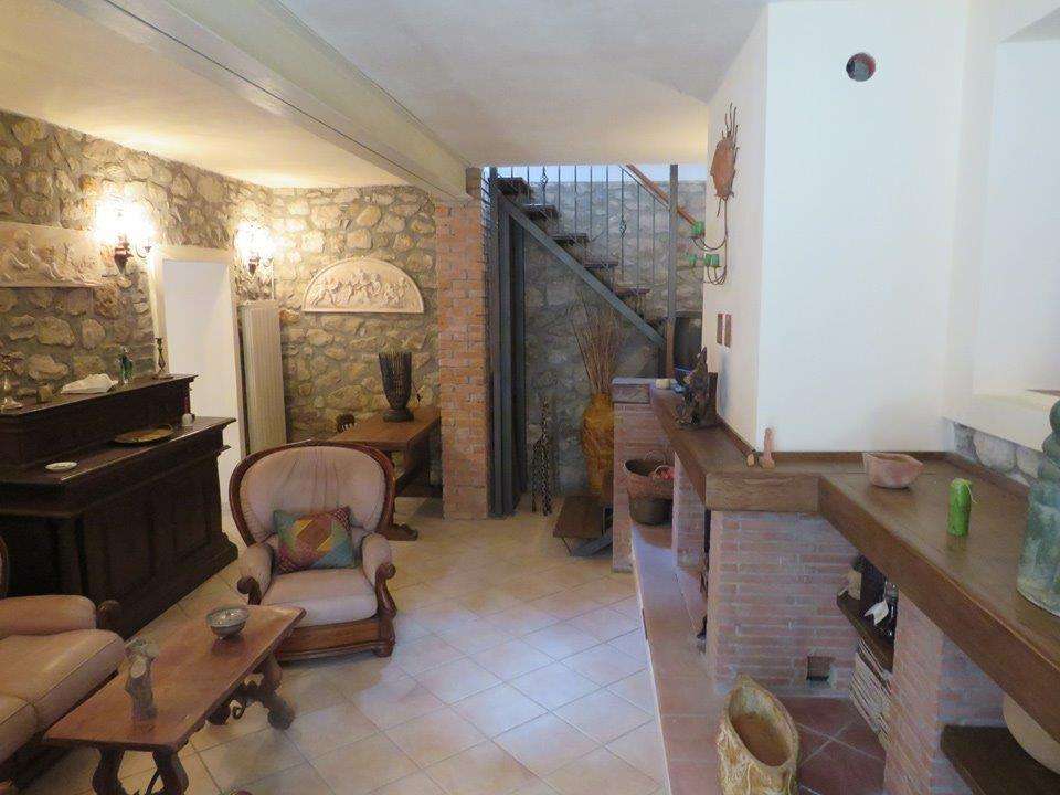 intera palazzina in vendita a Pontremoli in zona Grondola