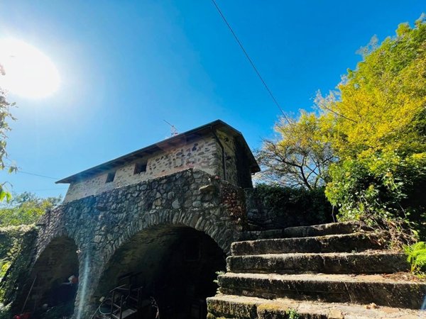 casa indipendente in vendita a Pontremoli