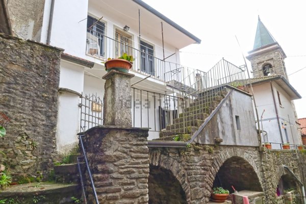casa indipendente in vendita a Pontremoli in zona Guinadi