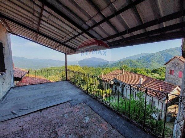 casa indipendente in vendita a Pontremoli in zona Oppilo