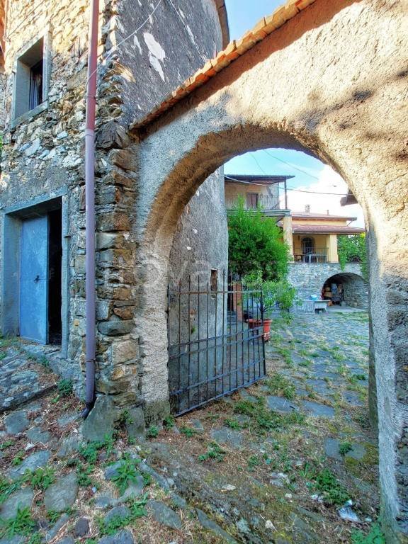 casa indipendente in vendita a Pontremoli in zona Oppilo
