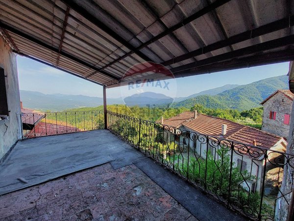 casa indipendente in vendita a Pontremoli in zona Oppilo