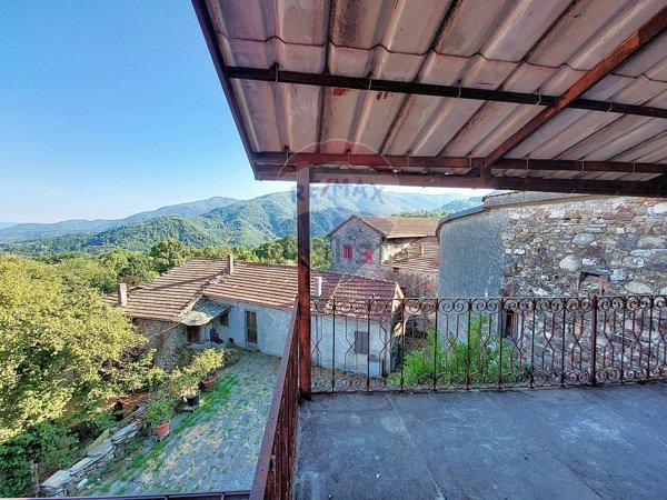 casa indipendente in vendita a Pontremoli in zona Oppilo