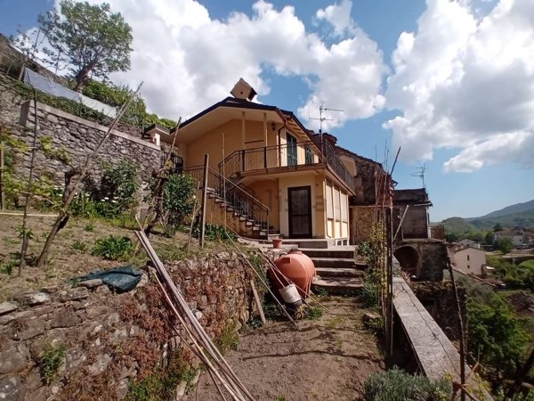 casa indipendente in vendita a Pontremoli