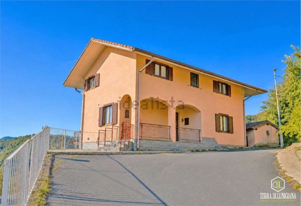 casa indipendente in vendita a Pontremoli in zona Arzelato