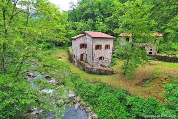 casa indipendente in vendita a Pontremoli in zona Guinadi