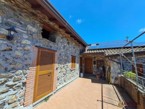casa indipendente in vendita a Tresana