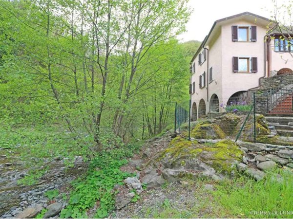 casa indipendente in vendita a Tresana
