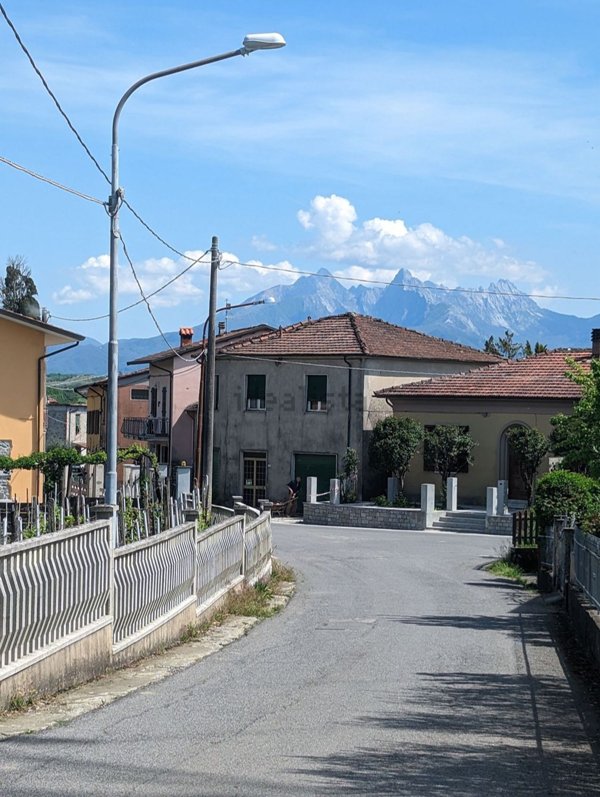 casa indipendente in vendita a Villafranca in Lunigiana in zona Fornoli