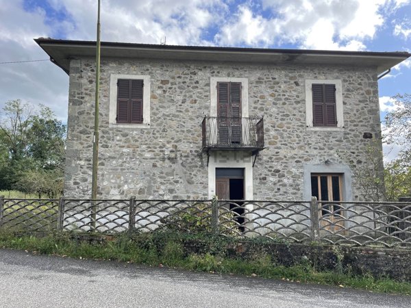 casa indipendente in vendita a Villafranca in Lunigiana