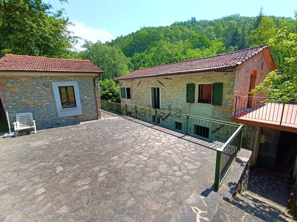 casa indipendente in vendita a Villafranca in Lunigiana