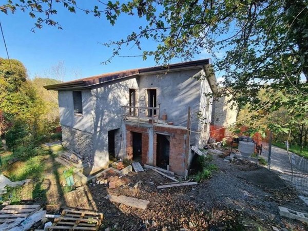 casa indipendente in vendita a Villafranca in Lunigiana in zona Fornoli