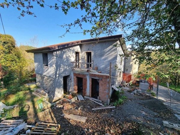 casa indipendente in vendita a Villafranca in Lunigiana in zona Fornoli