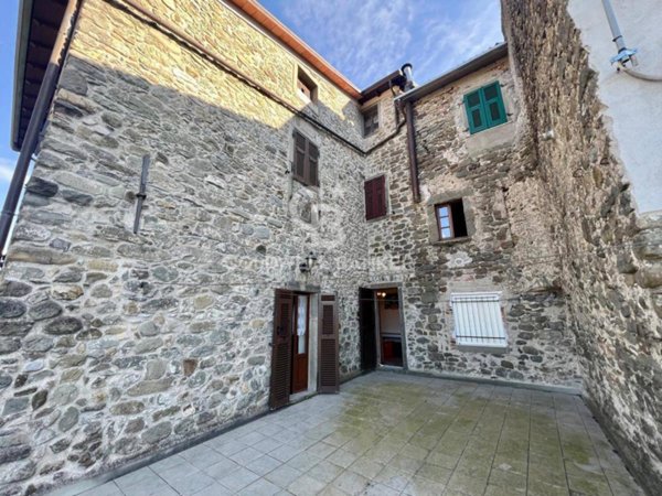 casa indipendente in vendita a Villafranca in Lunigiana in zona Virgoletta