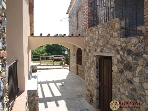 casa indipendente a Villafranca in Lunigiana in zona Villafranca Centro