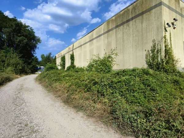 locale commerciale in vendita a Villafranca in Lunigiana