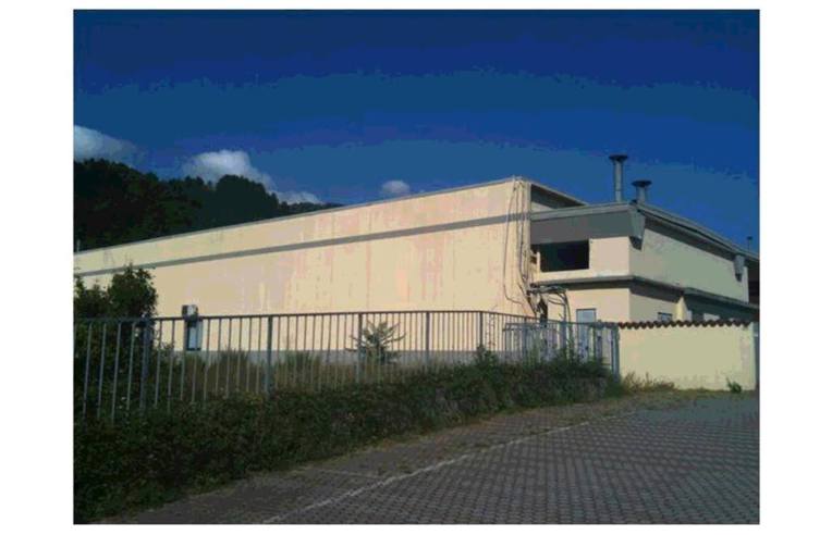 locale commerciale in vendita a Villafranca in Lunigiana