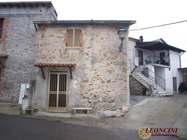 casa indipendente in vendita a Villafranca in Lunigiana in zona Fornoli