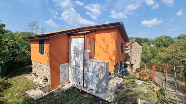casa indipendente in vendita a Villafranca in Lunigiana in zona Fornoli