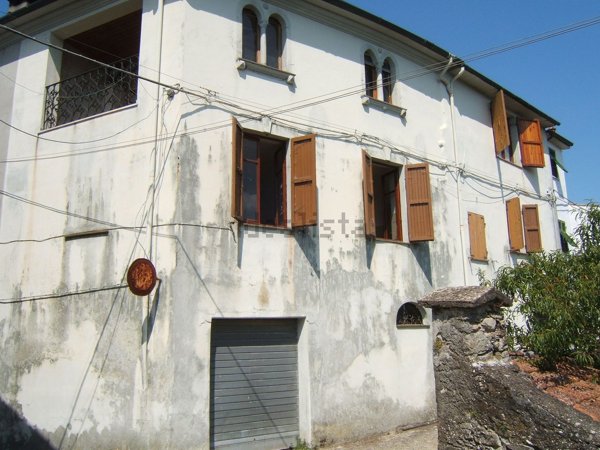 casa semindipendente in vendita a Villafranca in Lunigiana in zona Fornoli