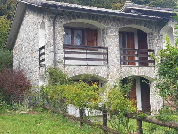 casa indipendente in vendita a Zeri in zona Villaggio Aracci