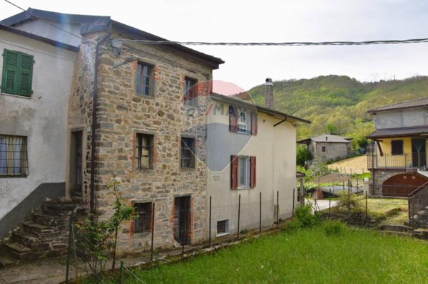 casa indipendente in vendita a Zeri in zona Rossano